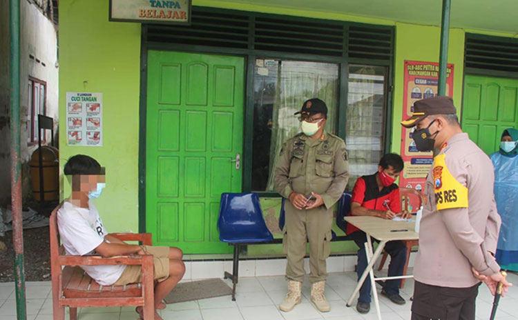 Operasi yustisi penegakan protokol kesehatan di Jalan Raya Kecamatan Kademangan, Kabupaten Blitar, Rabu (14/7/2021). (foto: ist)
