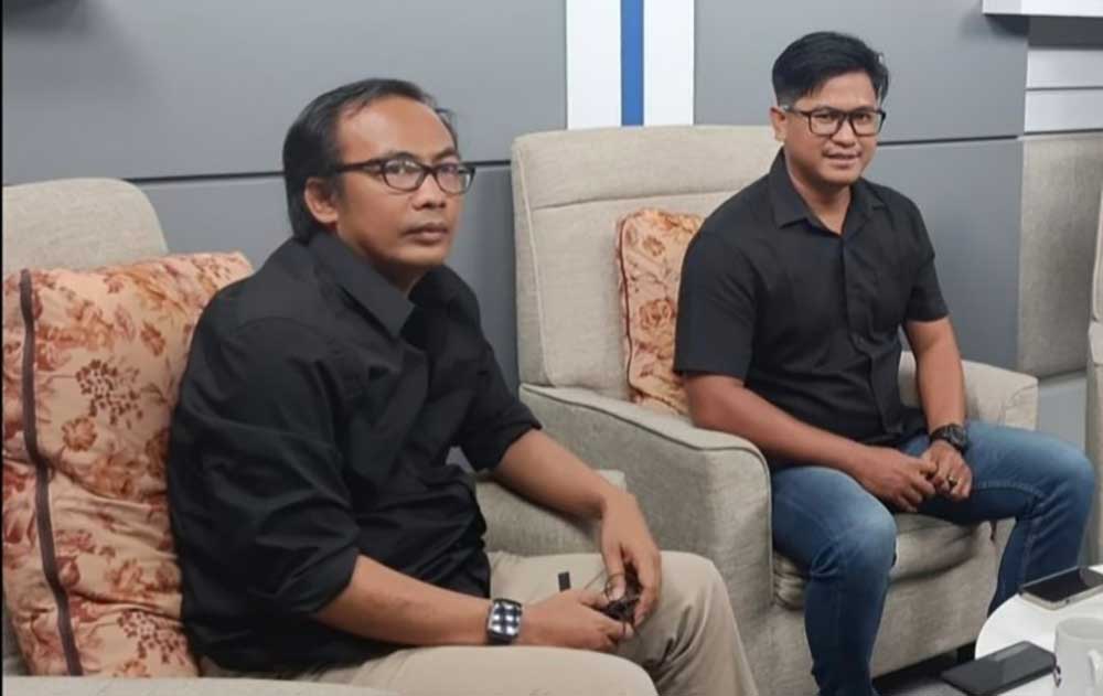 Komisioner KPU Pamekasan Divisi Teknis Penyelenggaraan, A. Tajul Arifin (kiri), saat bimtek pembuatan LPSDK.