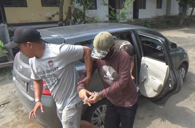 Polisi menggelandang tersangka ke Mapolsek Mojowarno. foto: Rony Suhartomo/ BANGSAONLINE