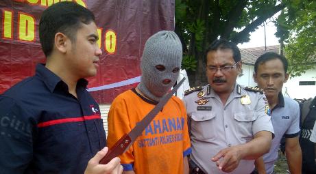 Kasat Reskrim Polres Sidoarjo, AKP Ayub Diponegoro Azhar menunjukkan barang bukti (BB) gergaji yang digunakan tersangka untuk merampok, kemarin. foto : nanang ichwan/BangsaOnline.com