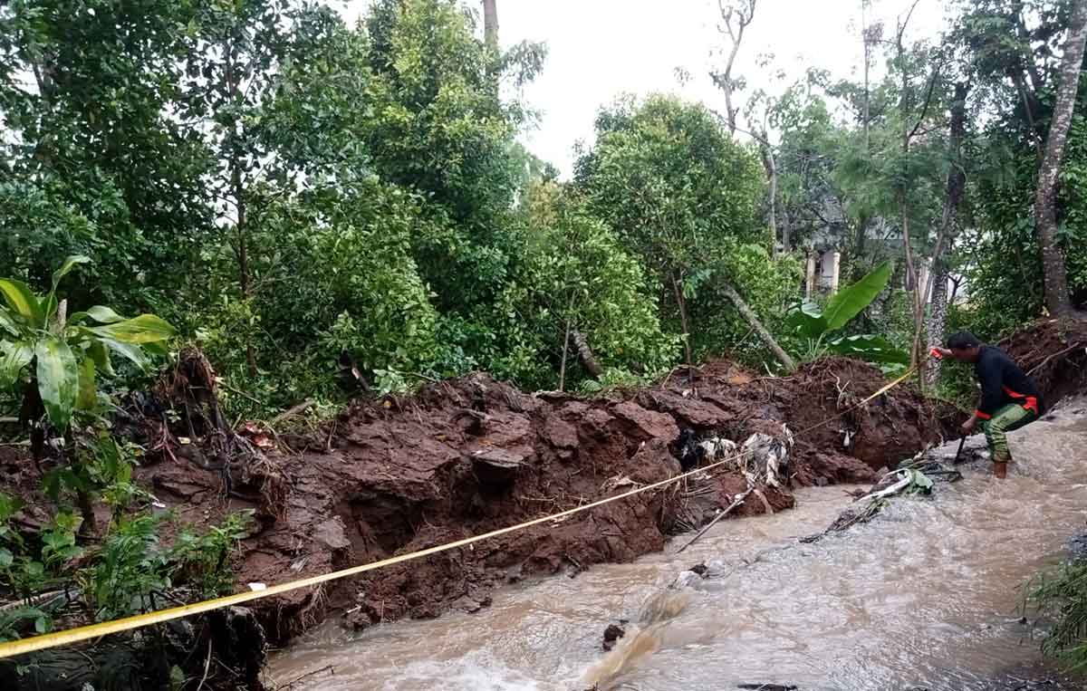 Tangkis sungai yang terletak pada Lereng Wilis di Desa Joho, Kecamatan Semen, Kabupaten Kediri, yang ambrol karena tak kuat menahan luapan air. Foto: Ist