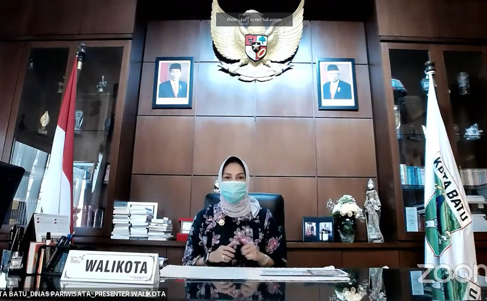 Wali Kota Batu Dewanti Rumpoko saat mempresentasikan aplikasi SIP Banget secara virtual dari Rumah Dinas Wali Kota Batu pada ajang KIPP 2021.