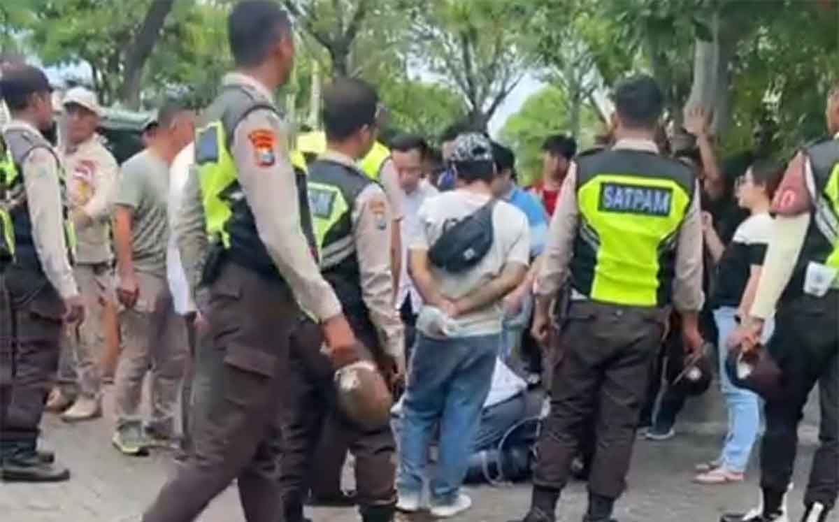 Tangkapan layar perkelahian antarpelajar di Surabaya.