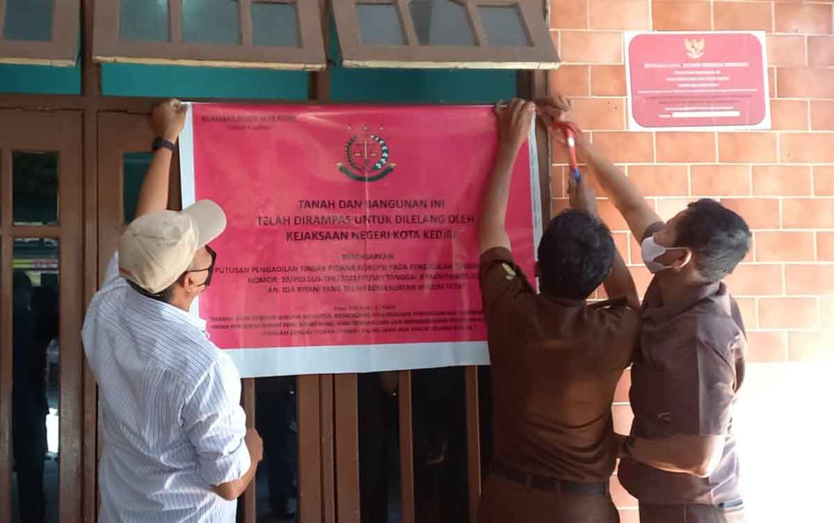 Tim Pidsus Kejari Kota Kediri mengosongkan rumah terpidana korupsi BPR. Foto: Ist