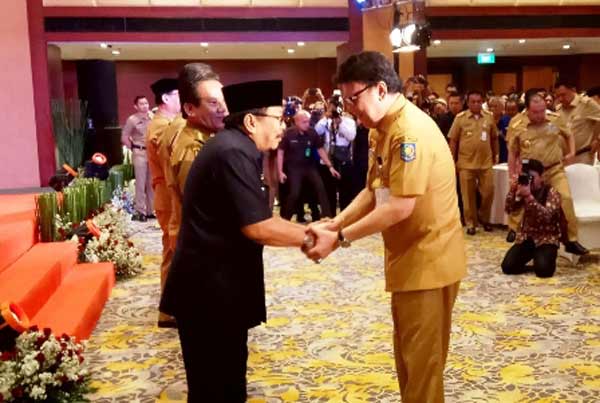 Mendagri Tjahjo Kumolo saat mengukuhkan para Pengurus APPSI yang diketuai oleh Pakde Karwo sekaligus Gubernur Jawa Timur.