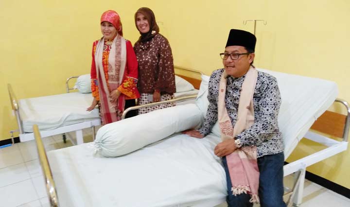 Wali Kota Malang saat berada di ruang UKS SDN Madyopuro 2 dan meninjau fasilitasnya, Sabtu (02/03) kemarin. foto: IWAN/ BANGSAONLINE