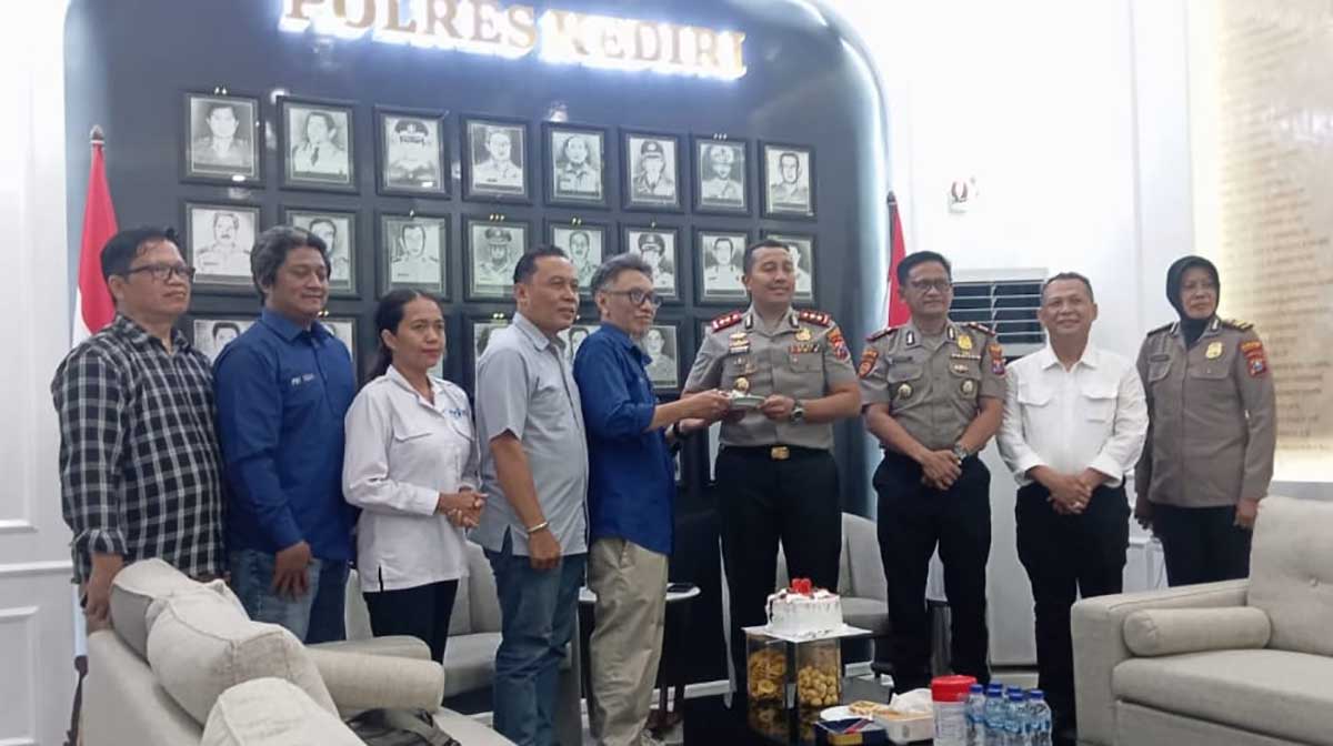 Kapolres Kediri saat memberikan potongan kue ulang tahun kepada Ketua PWI Kediri Raya. Foto: Ist