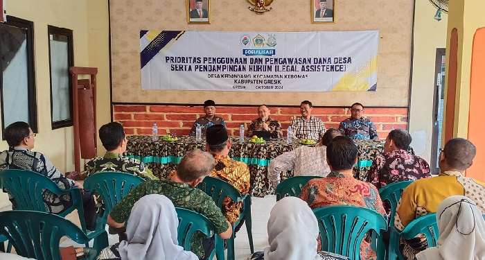 Kajari Gresik Nana Riana (dua dari kiri) saat sosialisasi penggunaan DD di Balai Desa Kedanyang. Foto: Ist.