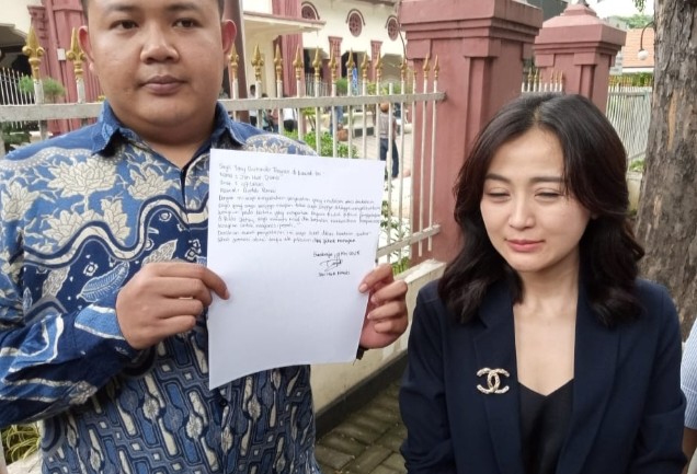 Kuasa Hukum Jan Hwa Diana, Elok Kadja saat menunjukkan surat permintaan maaf dari kliennya