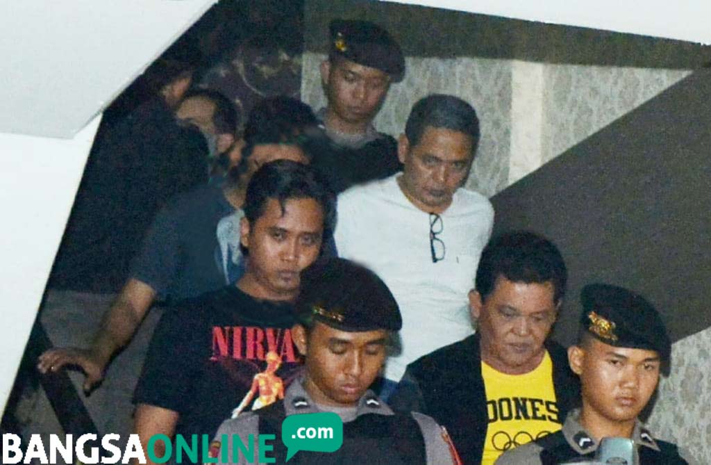 Wali Kota Pasuruan Setiyono (baju kuning) digiring KPK masuk mobil tahanan menuju Polda, untuk dibawa terbang ke Jakarta. Tampak turut gelandang Wahyu Ncus (kiri kaos hitam) dan Dwi Fitri Nurcahyo (baju putih).
