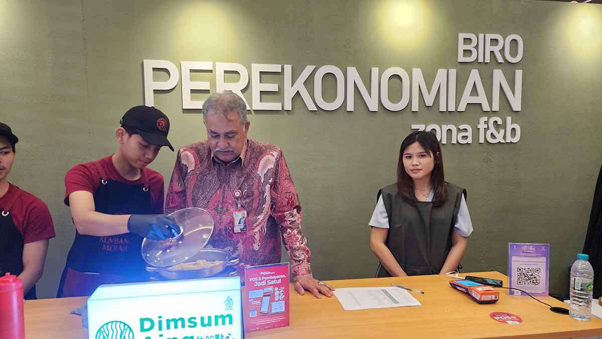 Kepala Biro Perekonomian Setdaprov Jatim, Aftabuddin Rijaluzzaman, saat meninjau salah satu stan UMKM di Jatim Fest 2025. 