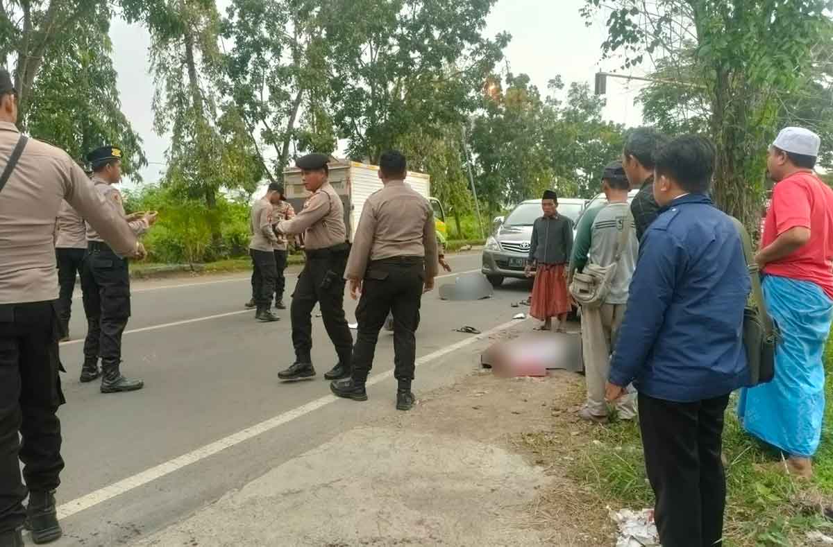 Petugas saat mengevakuasi korban pembacokan di Bangkalan.