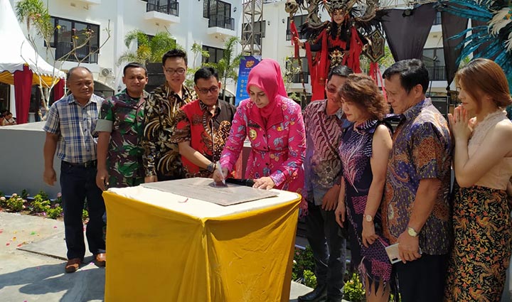 Bupati Faida meresmikan Jember Town Square (Jetos) ditandai dengan penandatanganan prasasti.