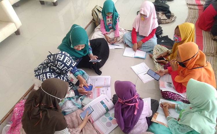 Anak-anak saat belajar dan menikmati Wifi gratis. (foto: TRIWI YOGA/ BANGSAONLINE)