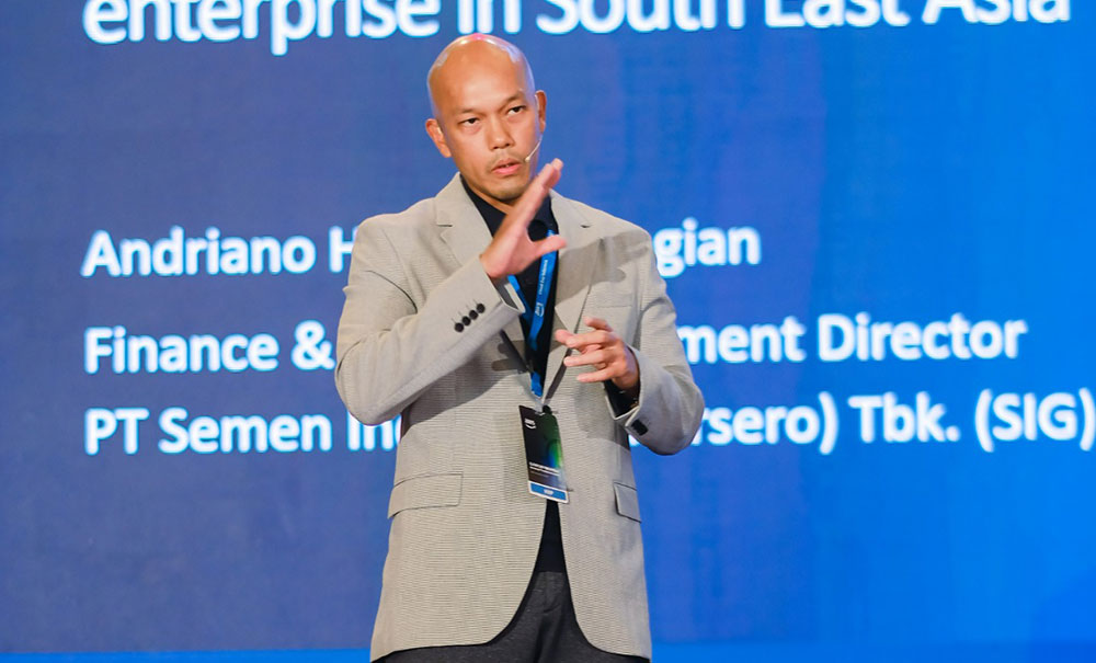 Direktur Keuangan dan Manajemen Risiko SIG, Andriano Hosny Panangian memberikan paparan di acara AWS Cloud Day 2022 di Hotel Ritz Carlton, Jakarta. Foto: Ist.