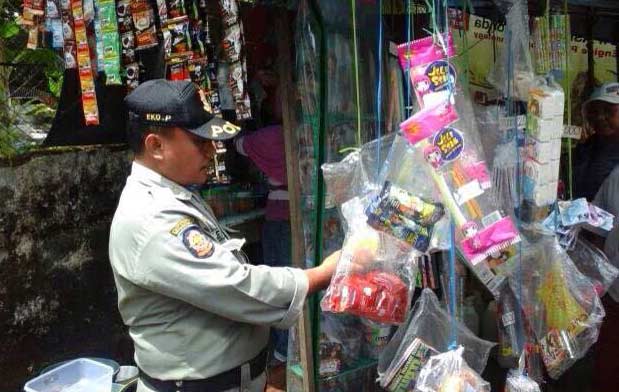 Satpol PP saat memeriksa warung yang menjual permen diduga mengandung bahan berbahaya.