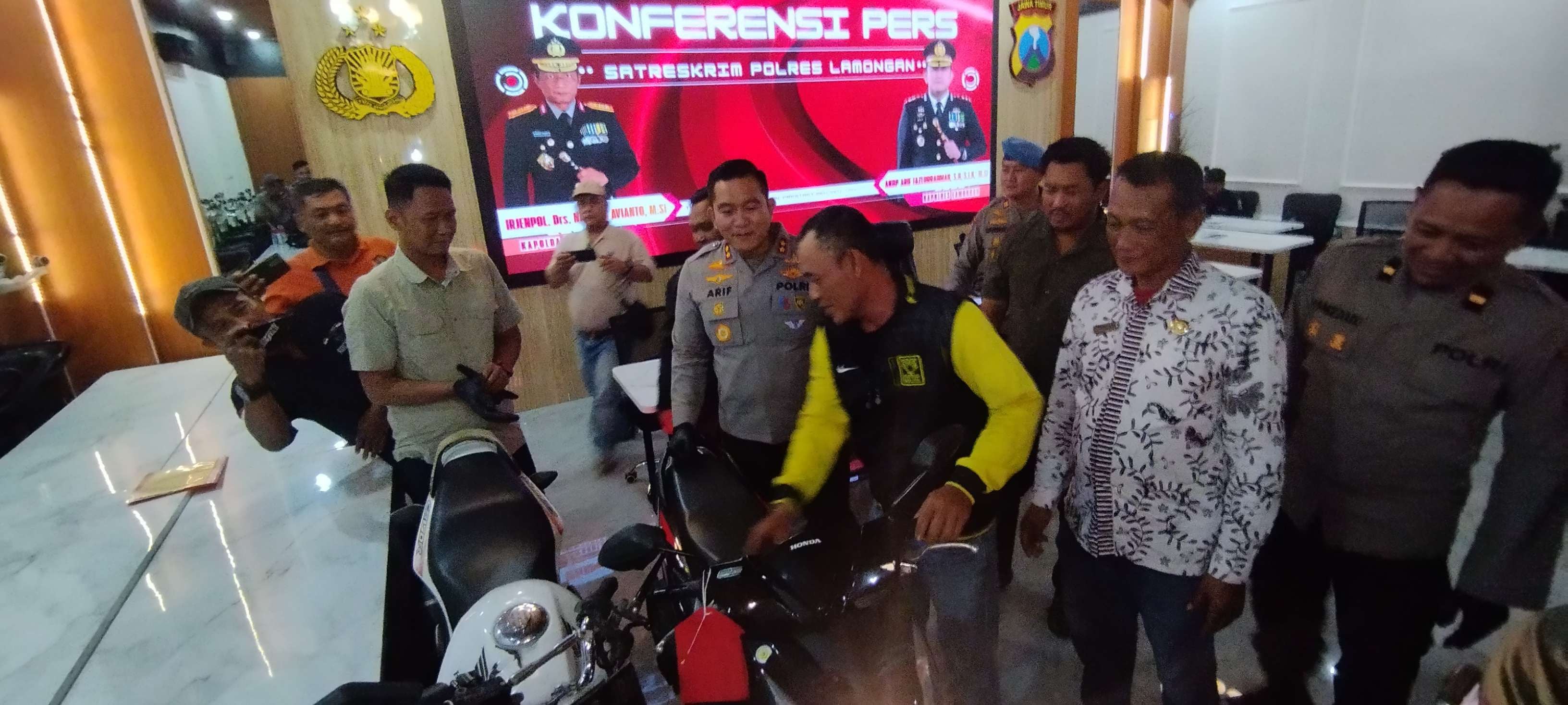 Konferensi pers Polres Lamongan pengungkapan pencurian motor milik petani di Solokuro