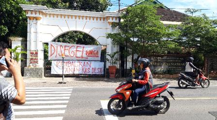 Pintu gerbang kantor Desa Ngebrak yang disegel warga. (foto: Muji Harjita/ BANGSAONLINE)

