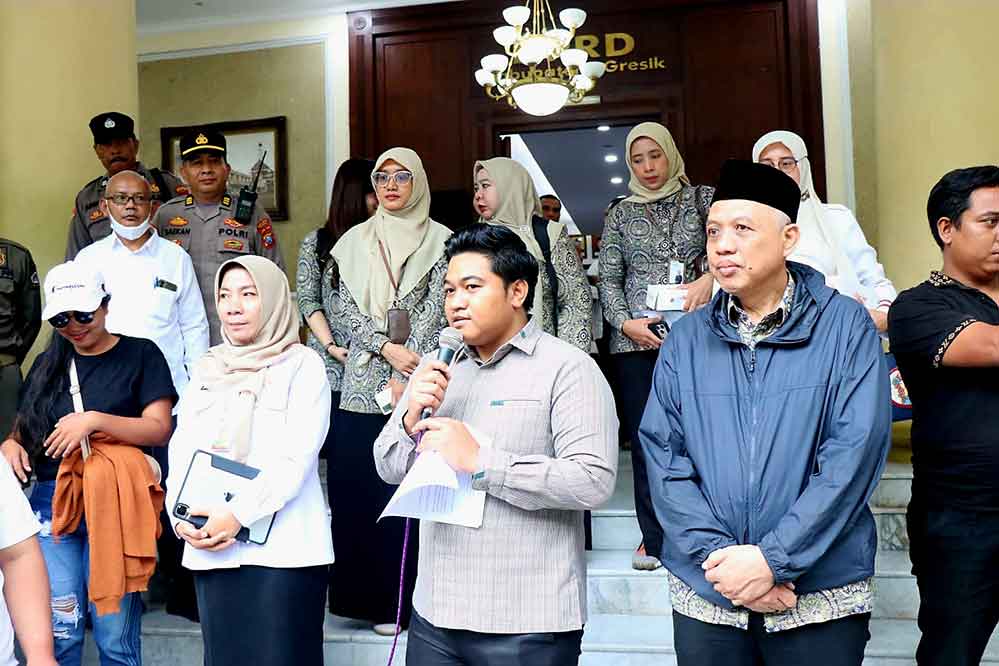 Kepala BPJS Kesehatan Cabang Gresik, Janoe Tegoeh Prasetijo (kanan).