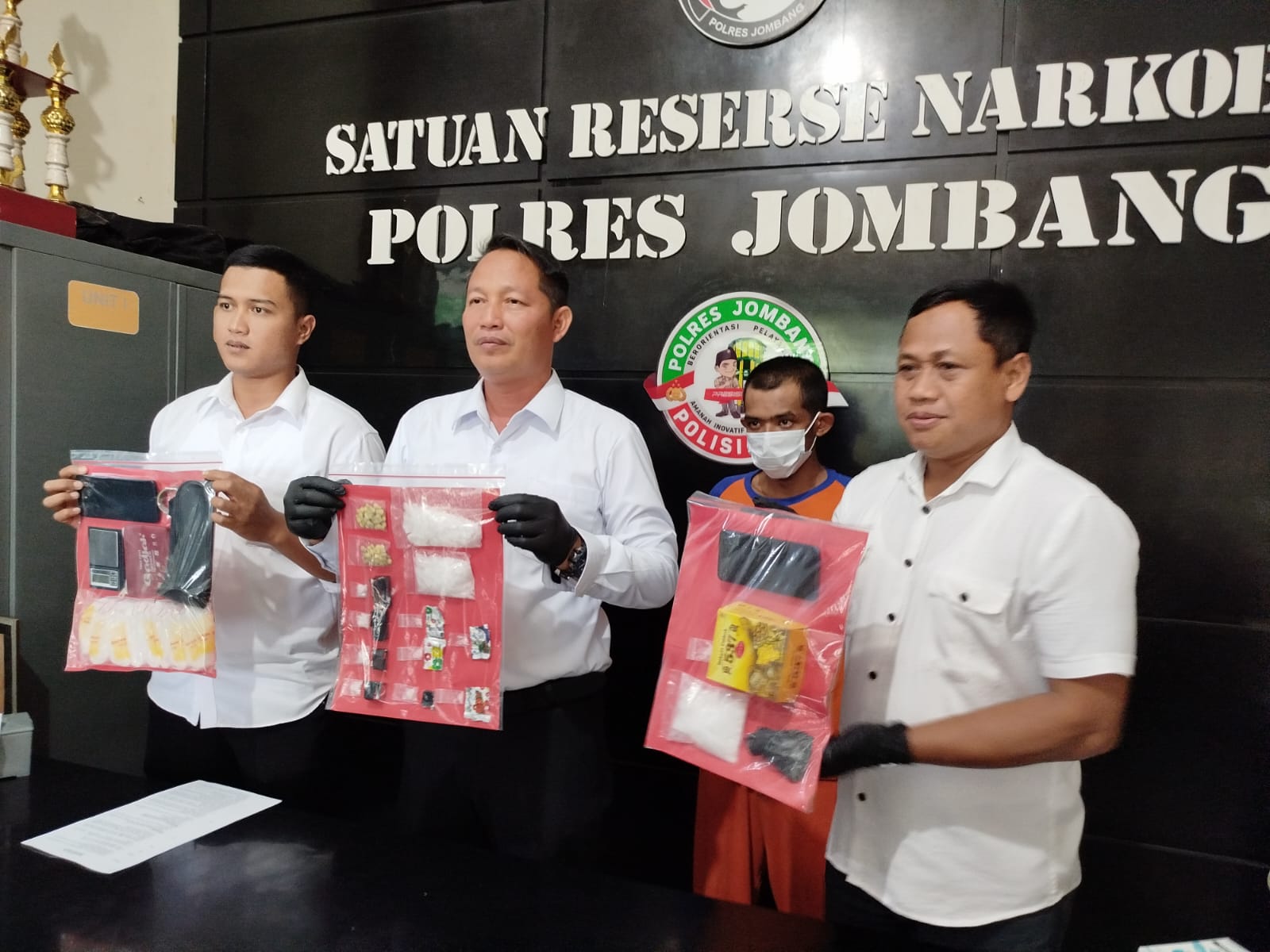 Polisi saat menunjukkan barang bukti yang diamankan dari tangan tersangka