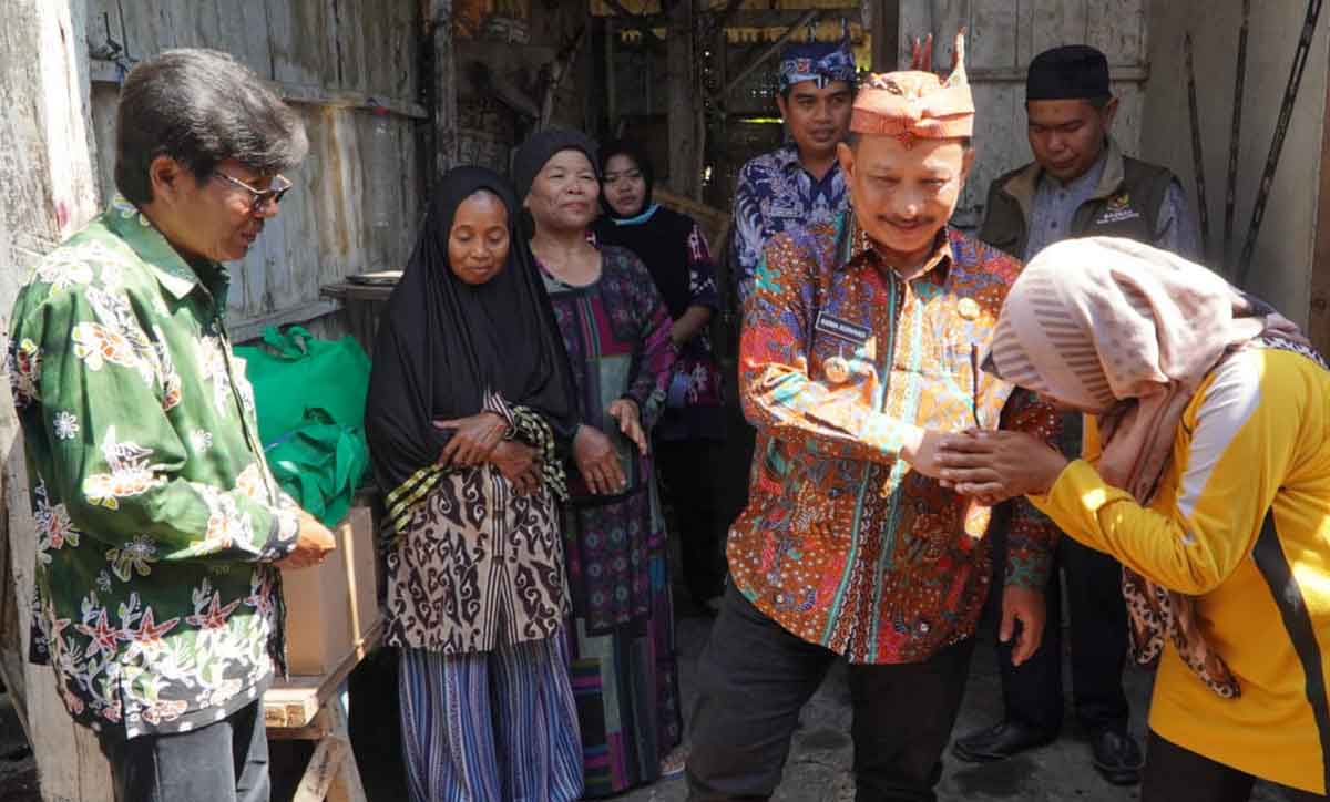 Gercep Tangani Kebakaran Di Desa Tenggir Bupati Situbondo Bantu Rehab Dan Penuhi Kebutuhan Korban 4374