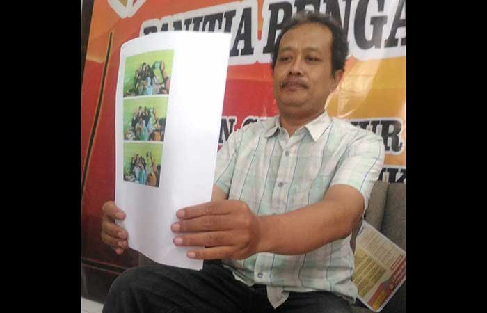 Hermawan, Ketua Panwascam Blimbing saat menunjukan bukti foto dr. Lisna berselfie dengan H. M Anton yang merupakan calon wali kota, Selasa (6/2). foto: Iwan Irawan/bangsaonline.com