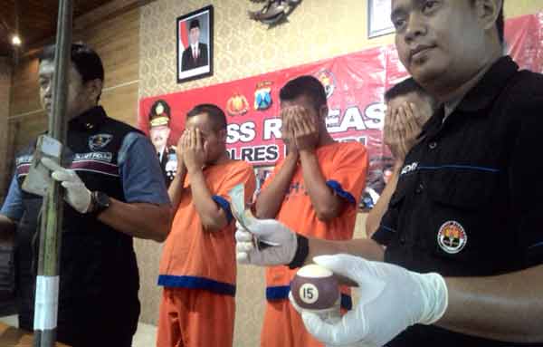 Ketiga tersangka bersama barang bukti saat diamankan di Mapolres Kediri. foto: dendi martoni/BANGSAONLINE