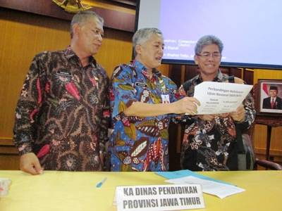 ?

Kepala Dinas Pendidikan Jatim Harun (tengah) didampingi Ketua Dewan Pendidikan Jatim Zainudin Maliki (kanan) dan Kabid Pendidikan Madrasah Kanwil Kemenag Jatim Supandi (kiri). foto : nisa/BANGSAONLINE