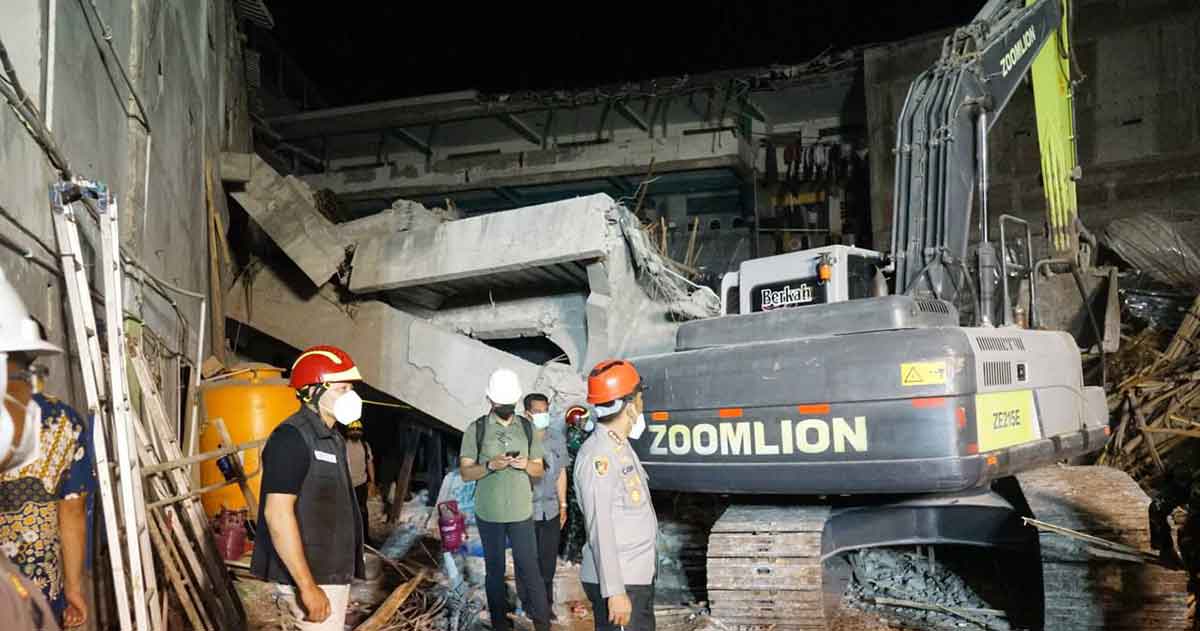 Evakuasi terhadap korban ambruknya bangunan Ponpes Al Khoziny, Sidoarjo.