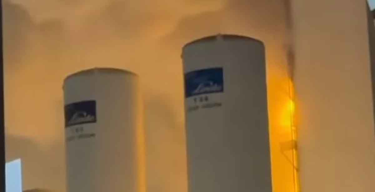 Kepulan debu keluar dari PT Linde Indonesia saat terjadi kebocoran gas. Foto: Ist