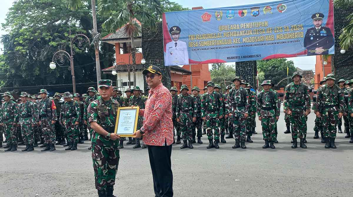 Danrem 082/CPYJ Mojokerto saat memberikan cendera mata ke Wakil Bupati Mojokerto.