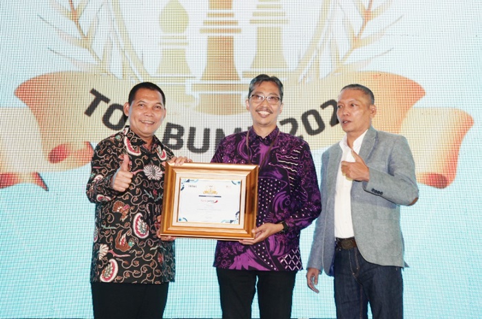 Dirut Bank Jatim, Busrul Iman menerima penghargaan TOP BUMD 2022. foto: istimewa