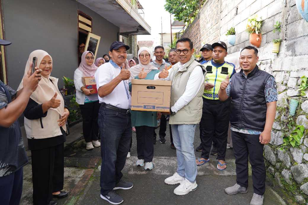 Wali Kota Batu, Nurochman saat penyerahan paket kepada ketua RW setempat