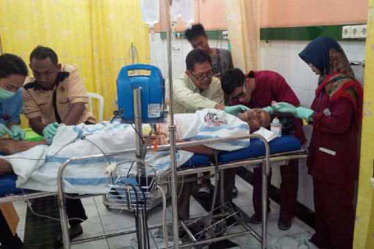 Mujianto saat dirawat di Rumah Sakit. (haris/BANGSAONLINE)