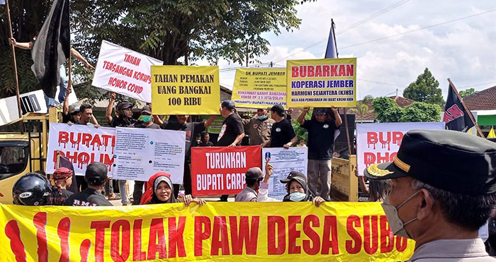 Suasana demo yang dilakukan ratusan  aktivis lintas Ormas di depan Gedung DPRD Jember.