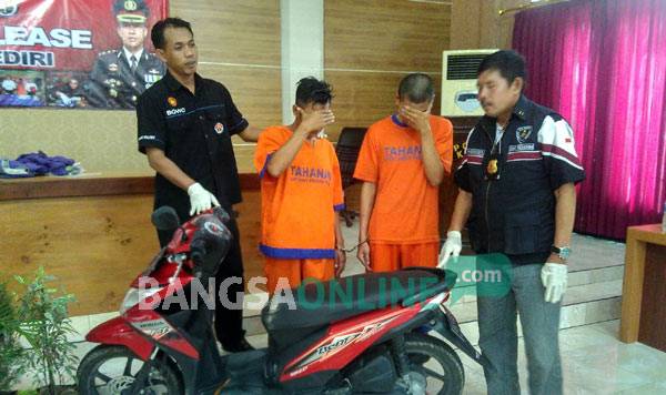 Dua tukang palak saat diamankan di Mapolres Kediri. foto: dendi martoni/ BANGSAONLINE