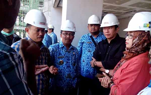 Wakil Wali Kota, Punjul Santoso saat sidak bersama Komisi C DPRD Kota Batu. (foto: galih purnomo/BANGSAONLINE)