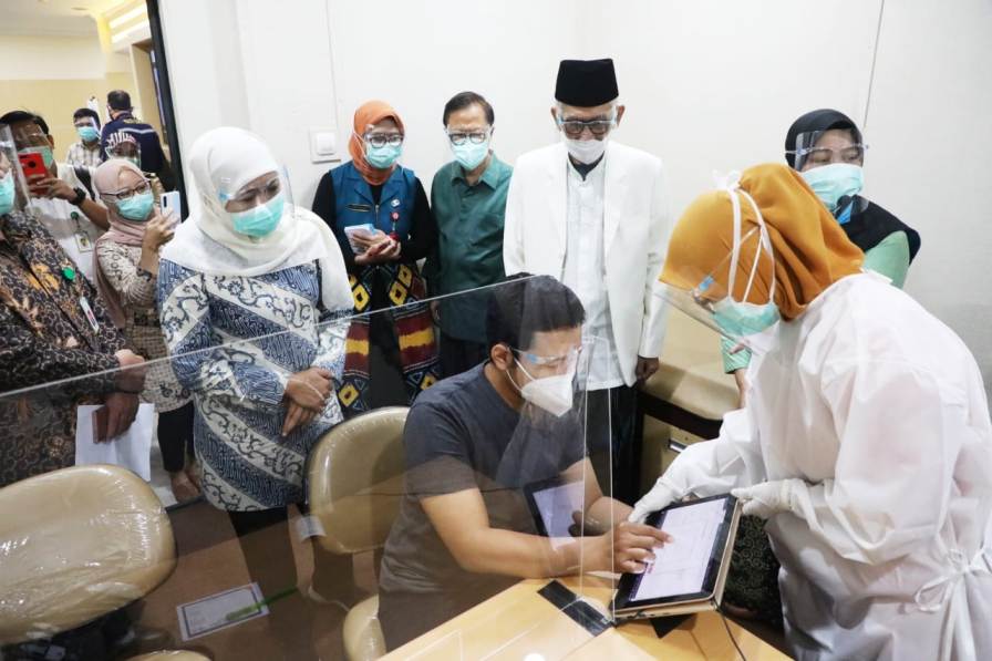 Gubernur Jawa Timur Khofifah Indar Parawasan dan Ketua Umum Majelis Ulama Indonesia (MUI) Pusat sekaligus Rais Aam PBNU KH. Miftahul Akhyar saat menyaksikan simulasi pelaksanaan Imunisasi Covid-19 di RSI Jemursari Surabaya, Jumat (18/12). foto: ist/ bangsaonline.com