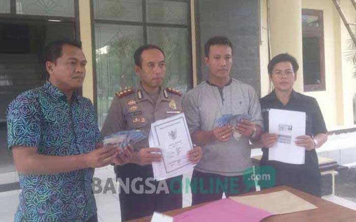Kapolres Blitar AKBP Slamet Waloya saat menunjukkan barang bukti OTT. foto: AKINA/ BANGSAONLINE