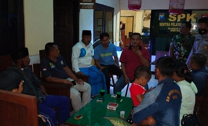 Proses mediasi terhadap pasutri yang dituduh memiliki ilmu santet di Desa Gili Ketapang, Kecamatan Sumberasih, Kabupaten Probolinggo.