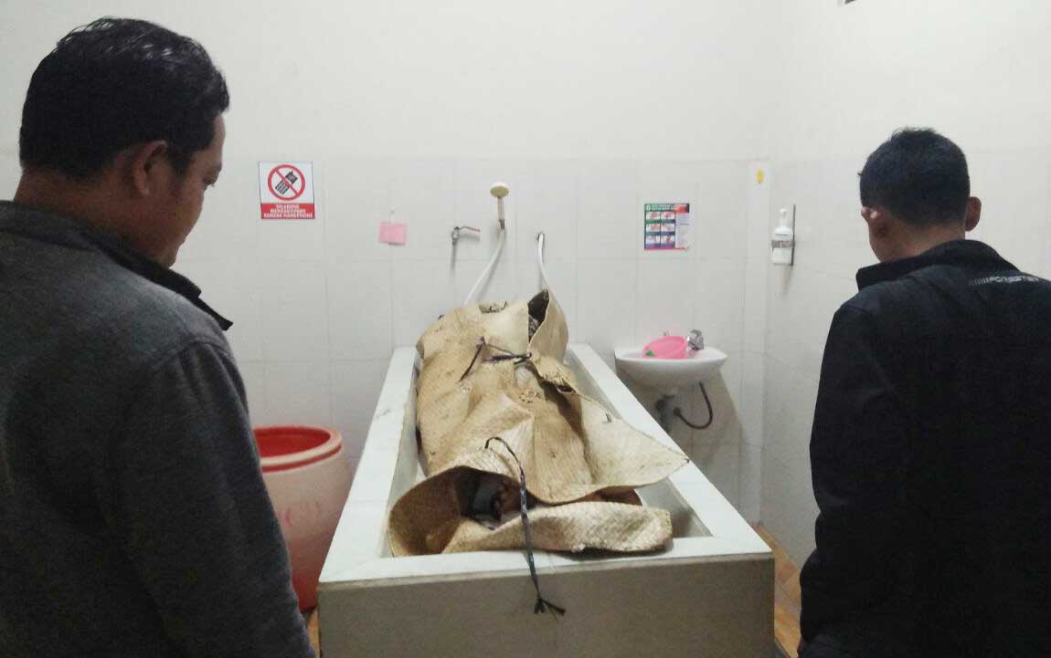 Jenazah korban dibawa ke RSUD Dr Koesma usai dibongkar.