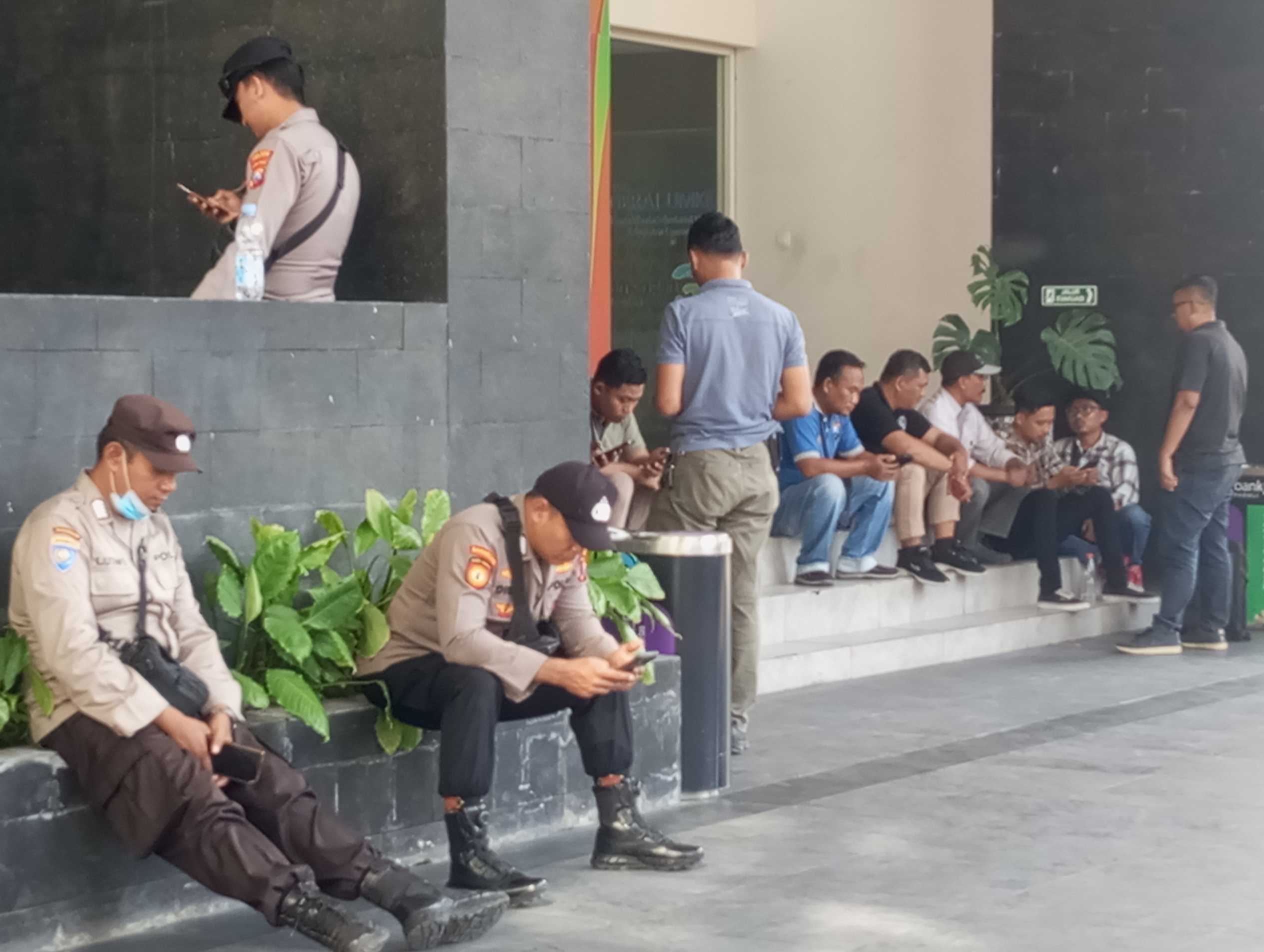 Suasana lobi gedung Pemkab Lamongan saat pemeriksaan saksi oleh KPK di hari ke-3.