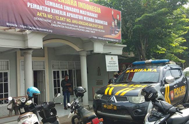 Polisi ketika melakukan olah TKP.