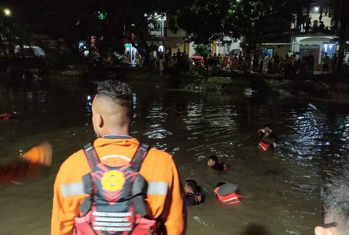 Tim Sar Rescue Kota Surabaya saat proses pencarian korban tenggelam.