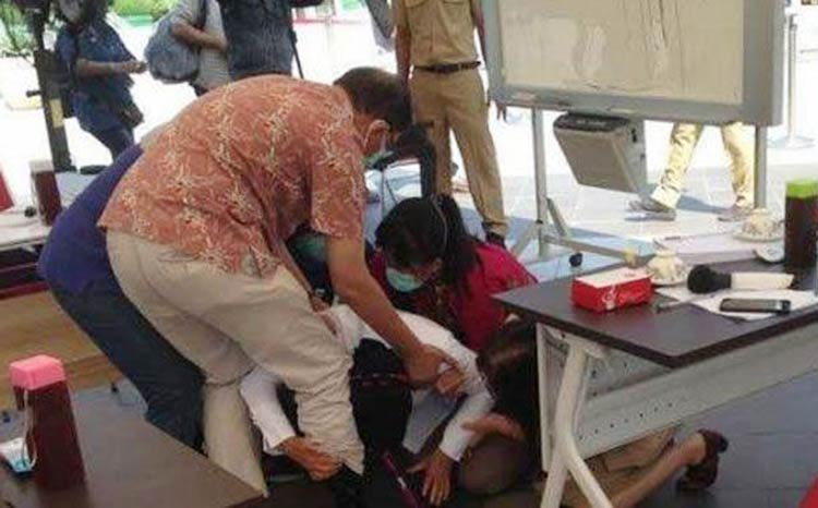 Wali Kota Surabaya Tri Rismaharini saat sujud di hadapan dokter saat audiensi dengan Ikatan Dokter Indonesia (IDI) Surabaya di Balai Kota, Senin (29/6/2020).