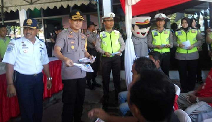 Jajaran Polres Jember bersama Jasa Raharja dan Satuan Pelayanan Terminal Tipe A Tawang Alun melakukan pemeriksaan kelaikan kendaraan armada bus angkutan lebaran 2019, Rabu (8/5/2019).