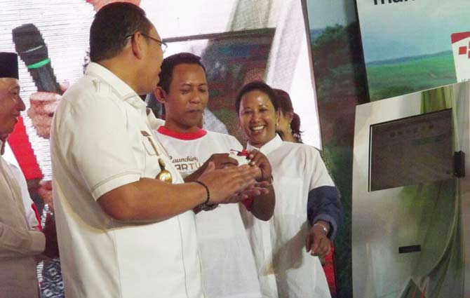 Menteri (kanan) BUMN RI Rini Sumarno saat melaunching kartu tani di Situbondo.