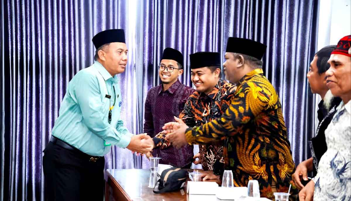 Ketua Ponpes Nurul Huda Al Manshurin, Asyhari Eko Prayitno (nomor 2 dari kiri) saat menyambut salaman dari Kepala Kantor Kemenag Kota Kediri, A. Zamroni. Foto: Ist