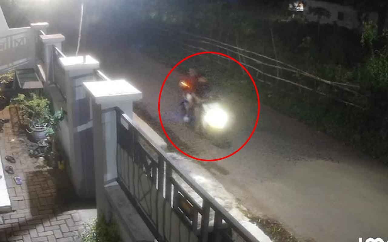 Tangkapan layar rekaman CCTV saat pelaku melakukan teror petasan di sebuah rumah di Kelurahan Jrebeng Kidul, Kecamatan Wonoasih, Kota Probolinggo, menjadi aksi teror petasan, pada Sabtu (28/3/2026) malam.