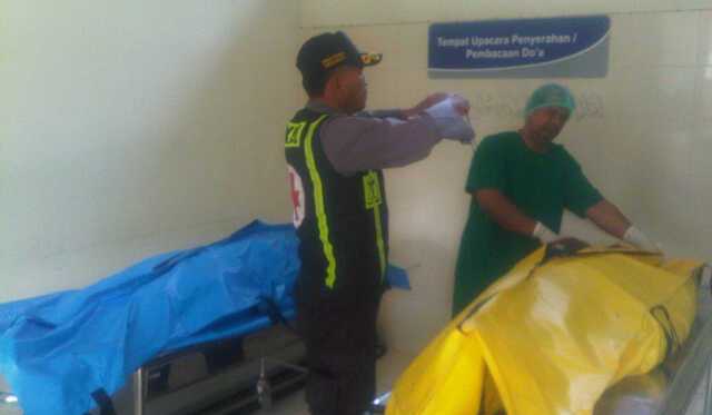 KORBAN TEWAS- Petugas tengah mengidentifikasi korban tewas, di kamar jenazah RSUD Sidoarjo, Senin (13/10/2014). foto: catur andy/BangsaOnline

